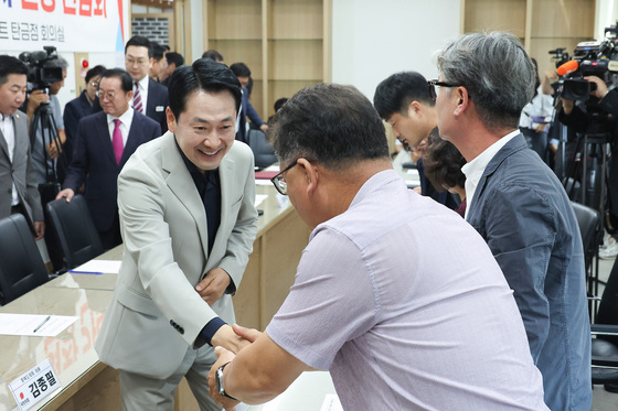 인사 나누는 장동혁 대표