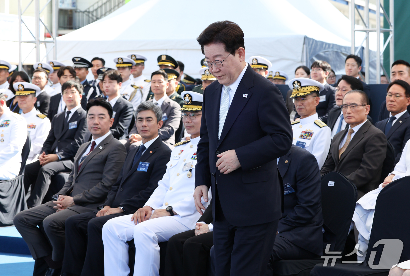 (울산=뉴스1) 이재명 기자 = 이재명 대통령이 30일 울산에서 열린 대호김종서함 진수식에서 축사를 하기 위해 발언대로 향하고 있다. 2026.9.30/뉴스1