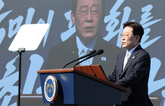 李대통령, DMZ 사고 장병 위문 이어 군함 진수식까지…野공세 총력 대응