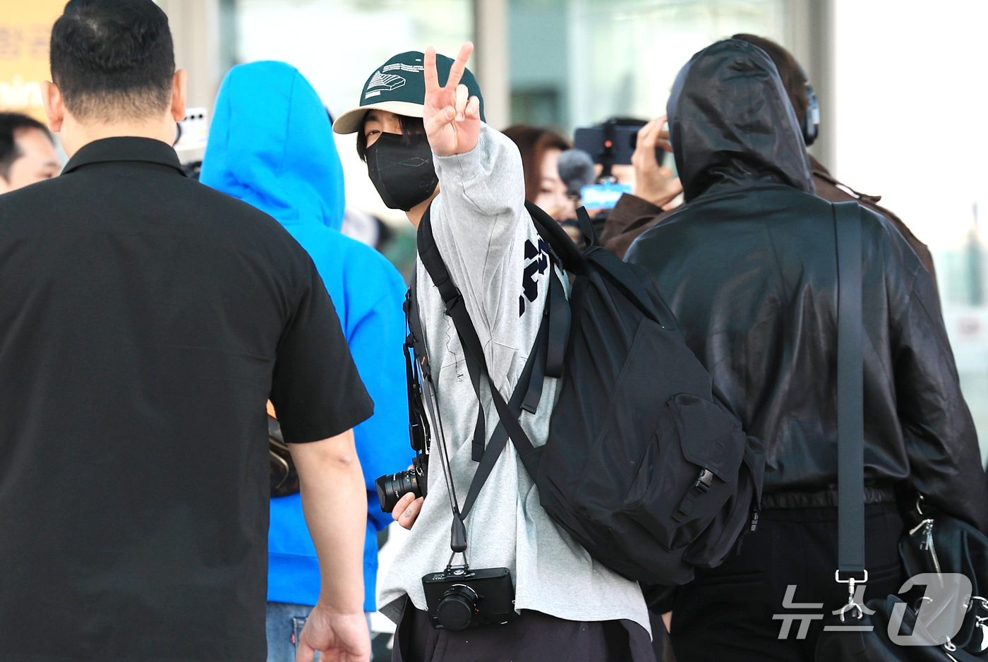 (인천공항=뉴스1) 권현진 기자 = 방탄소년단(BTS) 정국이 해외 일정을 위해 30일 인천국제공항을 통해 미국 애틀랜타로 출국했다. 이날 정국은 가방 끈의 실밥이 풀린 채 등장해 …