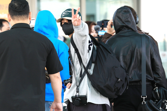 BTS 정국, 가방 끈 실밥 풀린 채 출국…털털한 매력