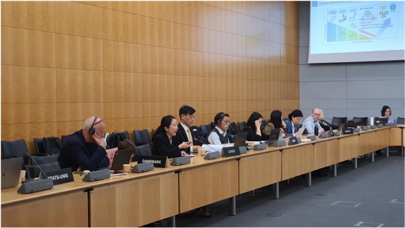 본문 이미지 - 지난 2023년 4월 식약처가 제35차 OECD 시험지침프로그램 국가조정자 작업반 회의 참석해 발표하고 있는 모습. (식약처 제공)
