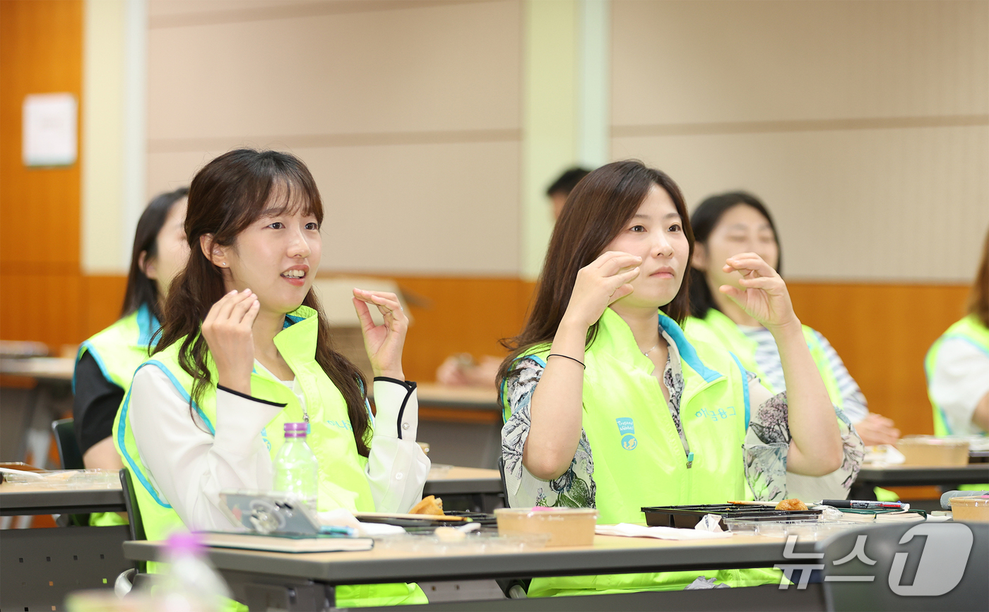 (서울=뉴스1) = 30일 서울 중구 하나금융그룹 명동사옥에서 진행된 수어교육에 참여한 임직원들이 수어를 배우고 있다.하나금융그룹은 지난 2023년부터 매년 상·하반기에 걸쳐 임직 …