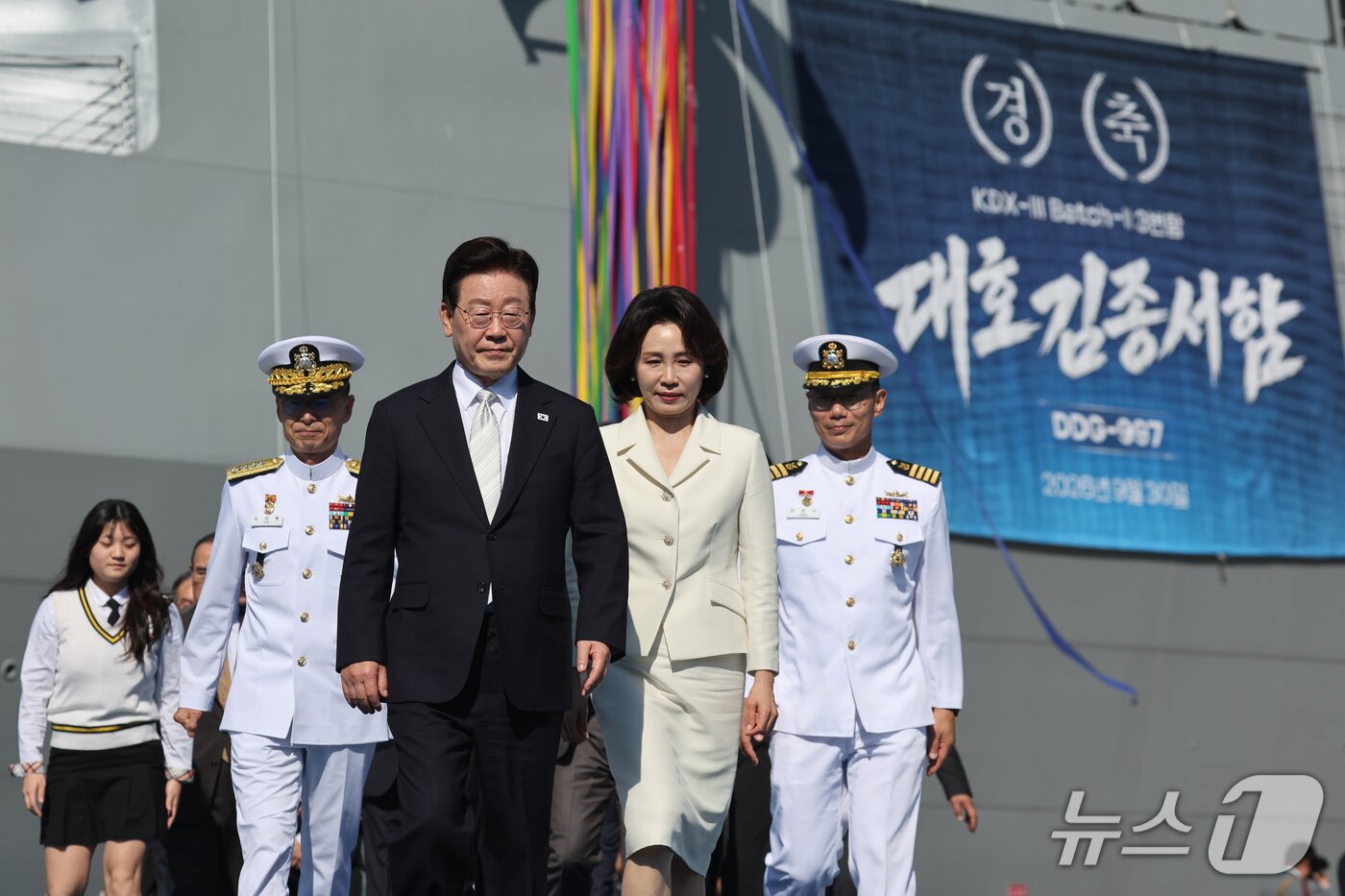 본문 이미지 - 이재명 대통령과 김혜경 여사가 30일 울산에서 열린 대호김종서함 진수식에서 안전항해 기원의식을 마친 뒤 이동하고 있다. 2026.9.30 ⓒ 뉴스1 이재명 기자