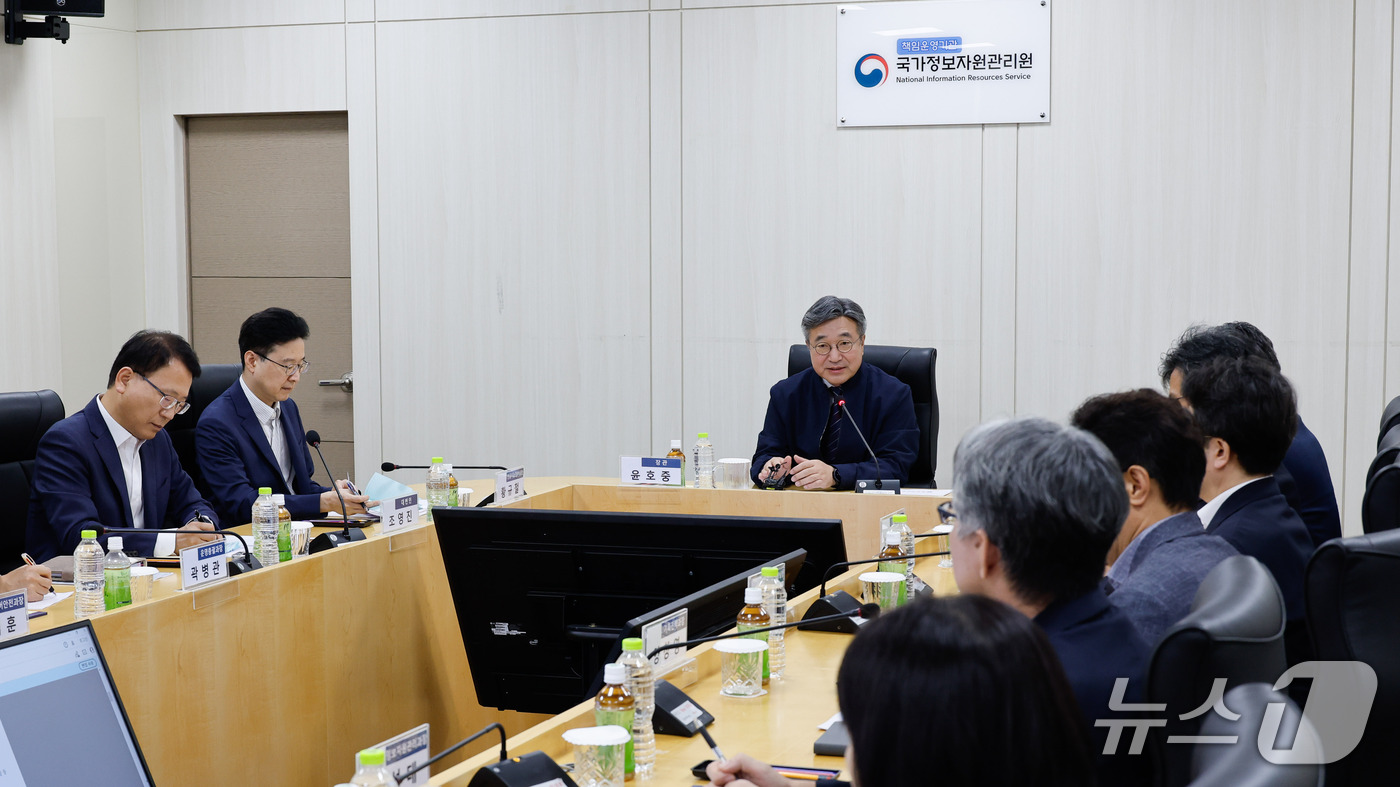 (서울=뉴스1) = 윤호중 행정안전부 장관이 30일 오전 지난해 배터리 화재가 발생한 국가정보자원관리원 대전본원을 방문, 현황보고를 받고 있다. (행정안전부 제공. 재판매 및 DB …