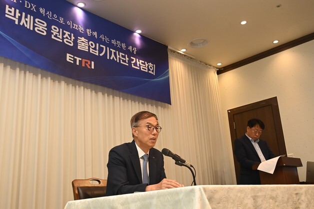 "中 100분의 1 자원으로 싸워야"…ETRI, 피지컬AI 'AI 두뇌' 승부