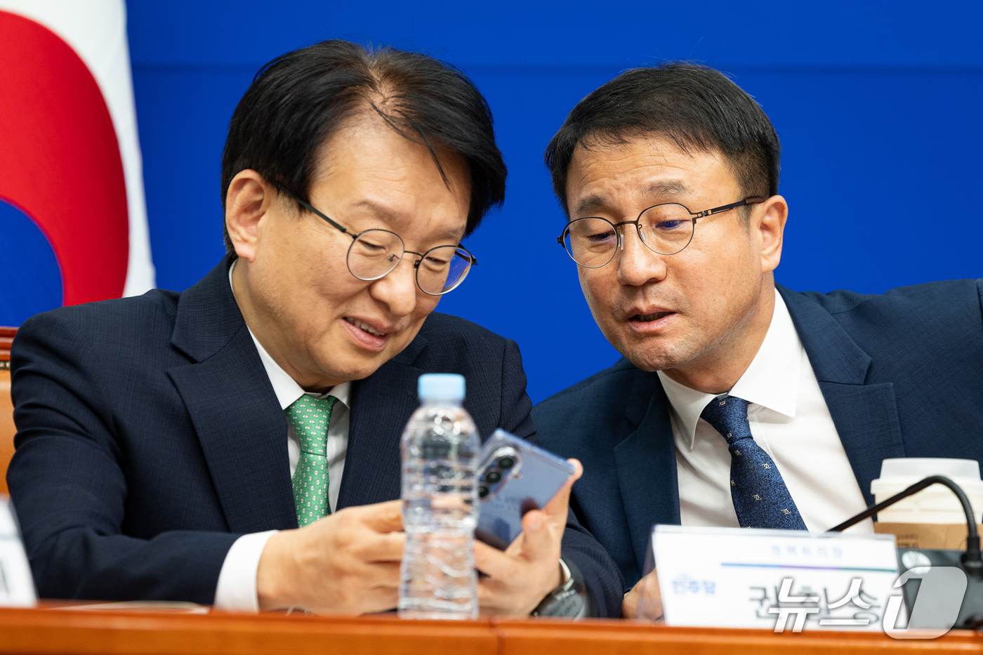 (서울=뉴스1) 유승관 기자 = 한병도 더불어민주당 원내대표(오른쪽)와 권칠승 정책위의장이 30일 서울 여의도 국회에서 열린 2026년 전남광주 예산정책협의회에 앞서 대화하고 있다 …