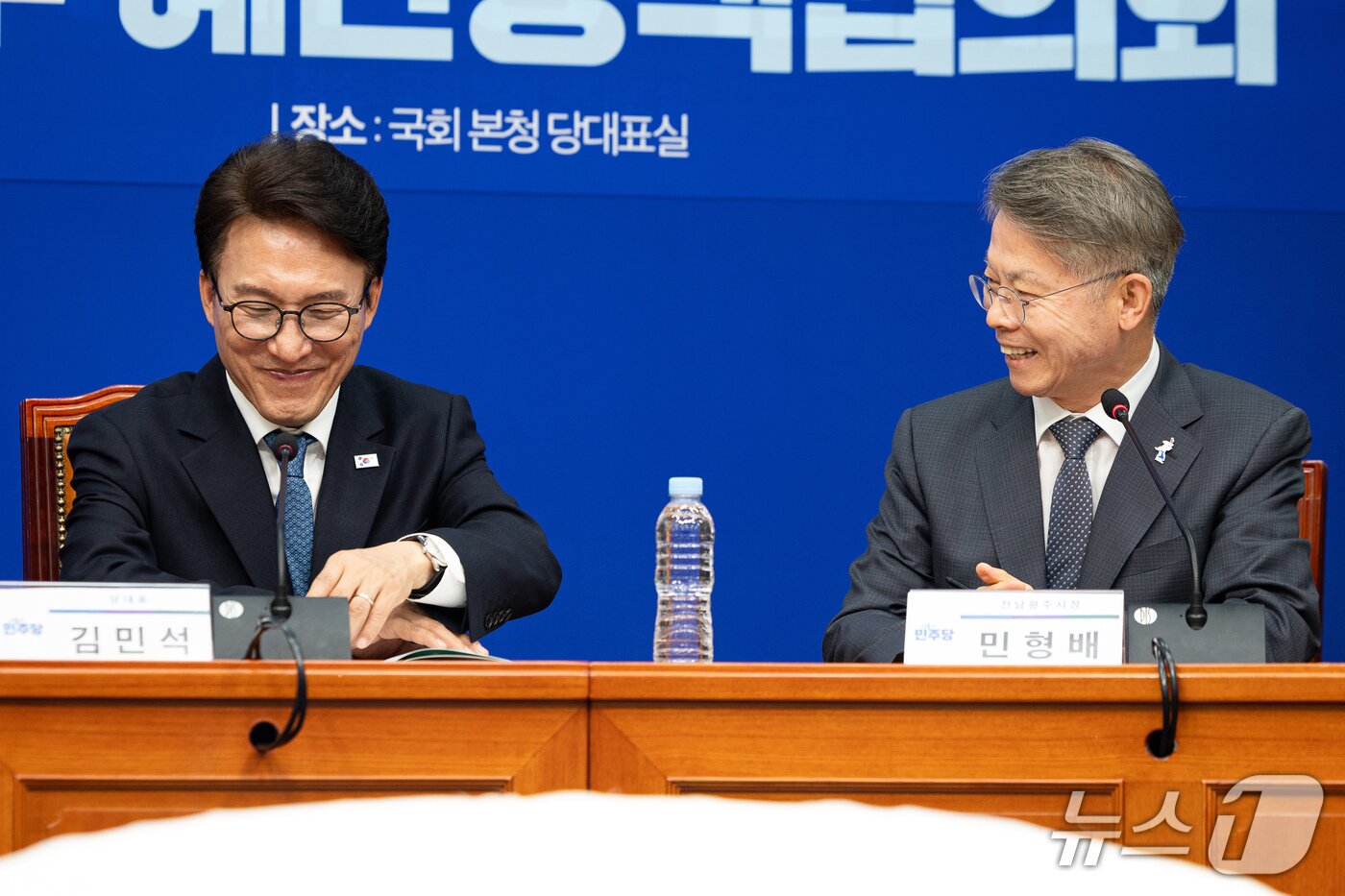본문 이미지 - 김민석 더불어민주당 대표와 민형배 전남광주통합특별시장이 30일 서울 여의도 국회에서 열린 2026년 전남광주 예산정책협의회에서 대화하고 있다. 2026.9.30 ⓒ 뉴스1 유승관 기자