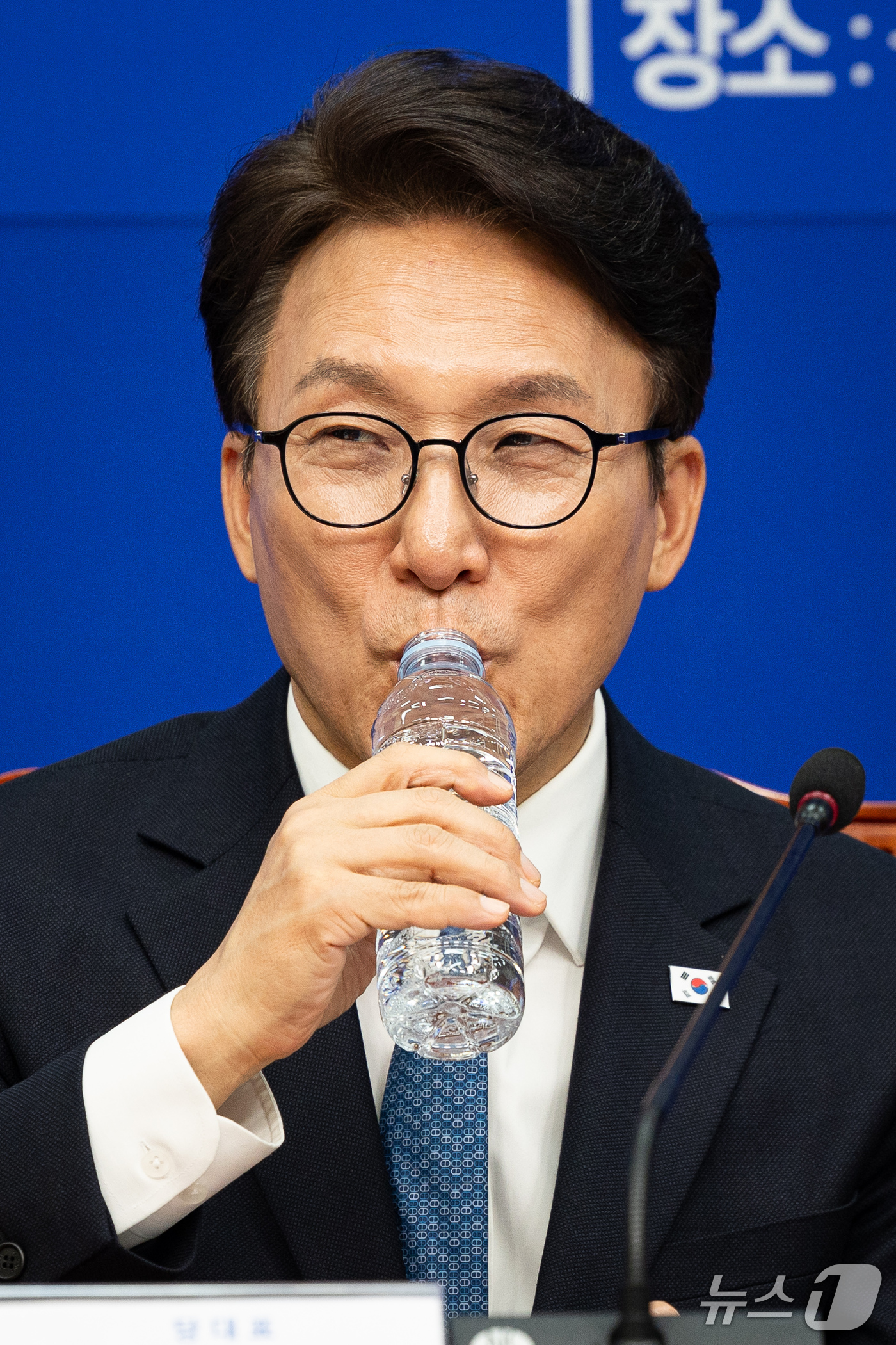 (서울=뉴스1) 유승관 기자 = 김민석 더불어민주당 대표가 30일 서울 여의도 국회에서 열린 2026년 전남광주 예산정책협의회에서 물을 마시고 있다. 2026.9.30/뉴스1