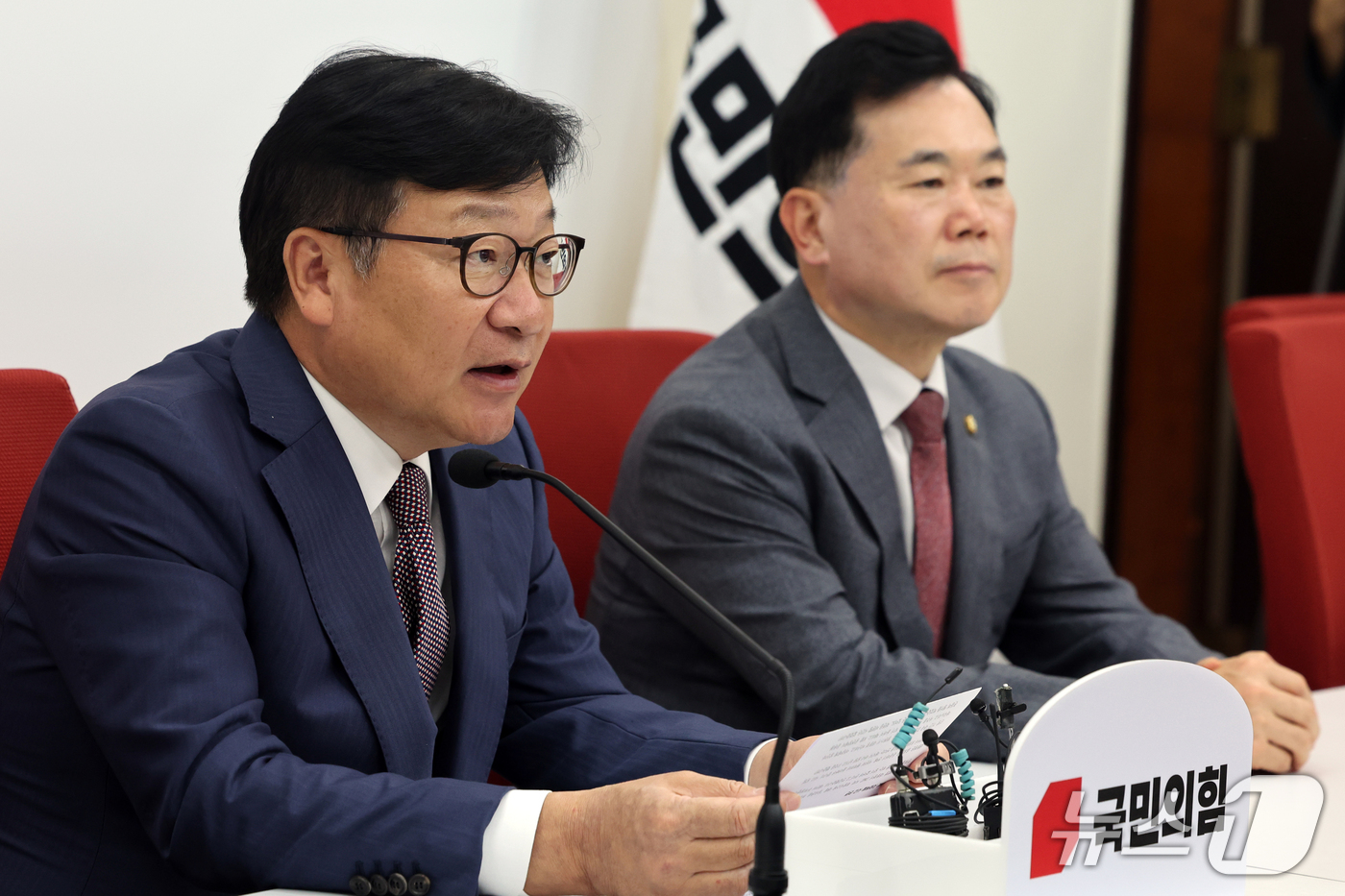 (서울=뉴스1) 황기선 기자 = 정점식 국민의힘 원내대표가 30일 오후 서울 여의도 국회에서 열린 비무장지대(DMZ) 지뢰 폭발 사고 등 현안 관련 기자간담회에서 발언을 하고 있다 …