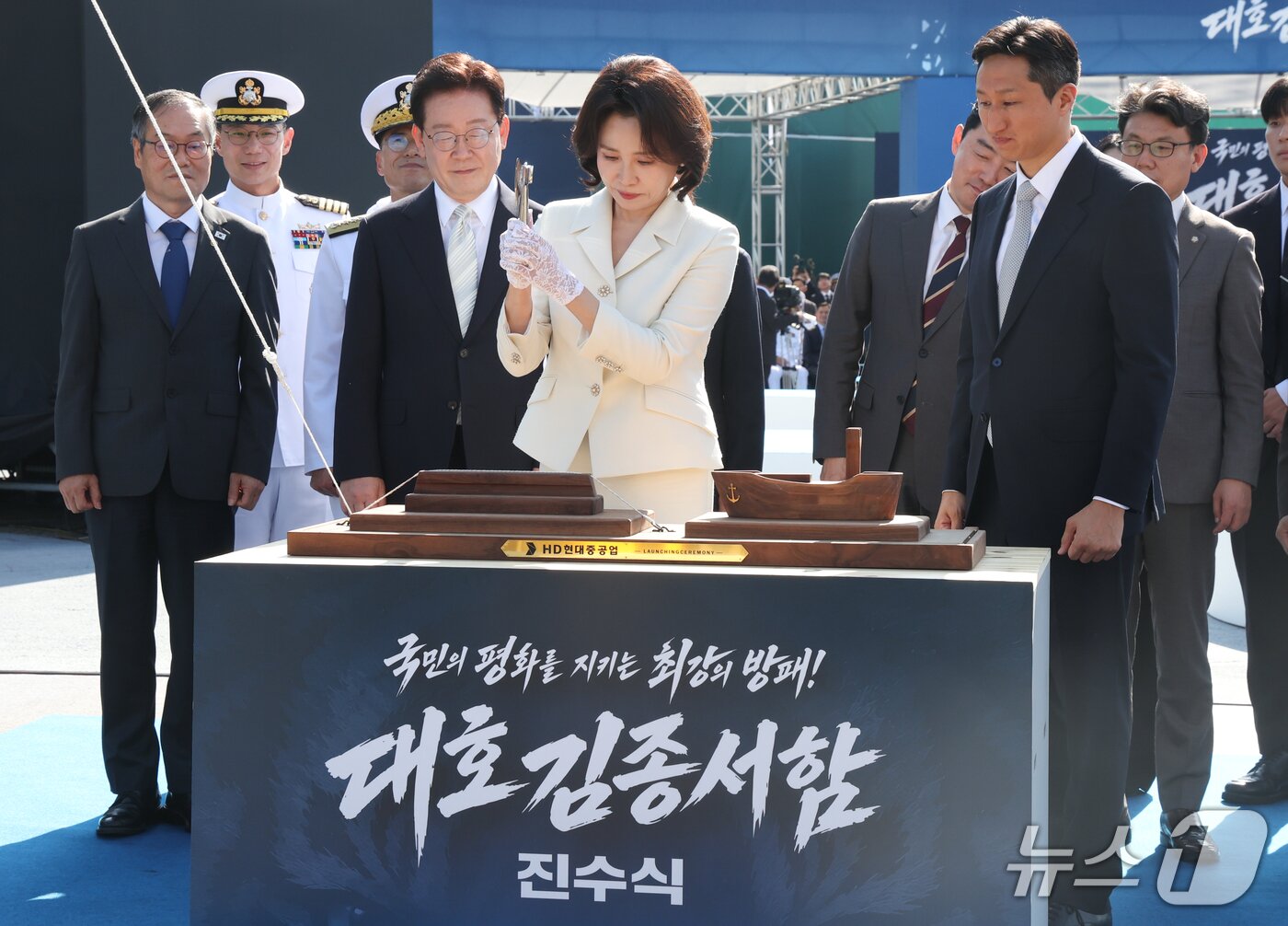 본문 이미지 - 김혜경 여사가 30일 울산에서 열린 대호김종서함 진수식에서 진수도끼로 진수줄을 절단하고 있다. 2026.9.30 ⓒ 뉴스1 이재명 기자