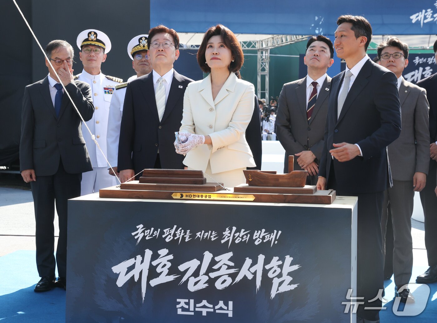 본문 이미지 - 김혜경 여사가 30일 울산에서 열린 대호김종서함 진수식에서 진수도끼로 진수줄을 절단하고 있다. 2026.9.30 ⓒ 뉴스1 이재명 기자