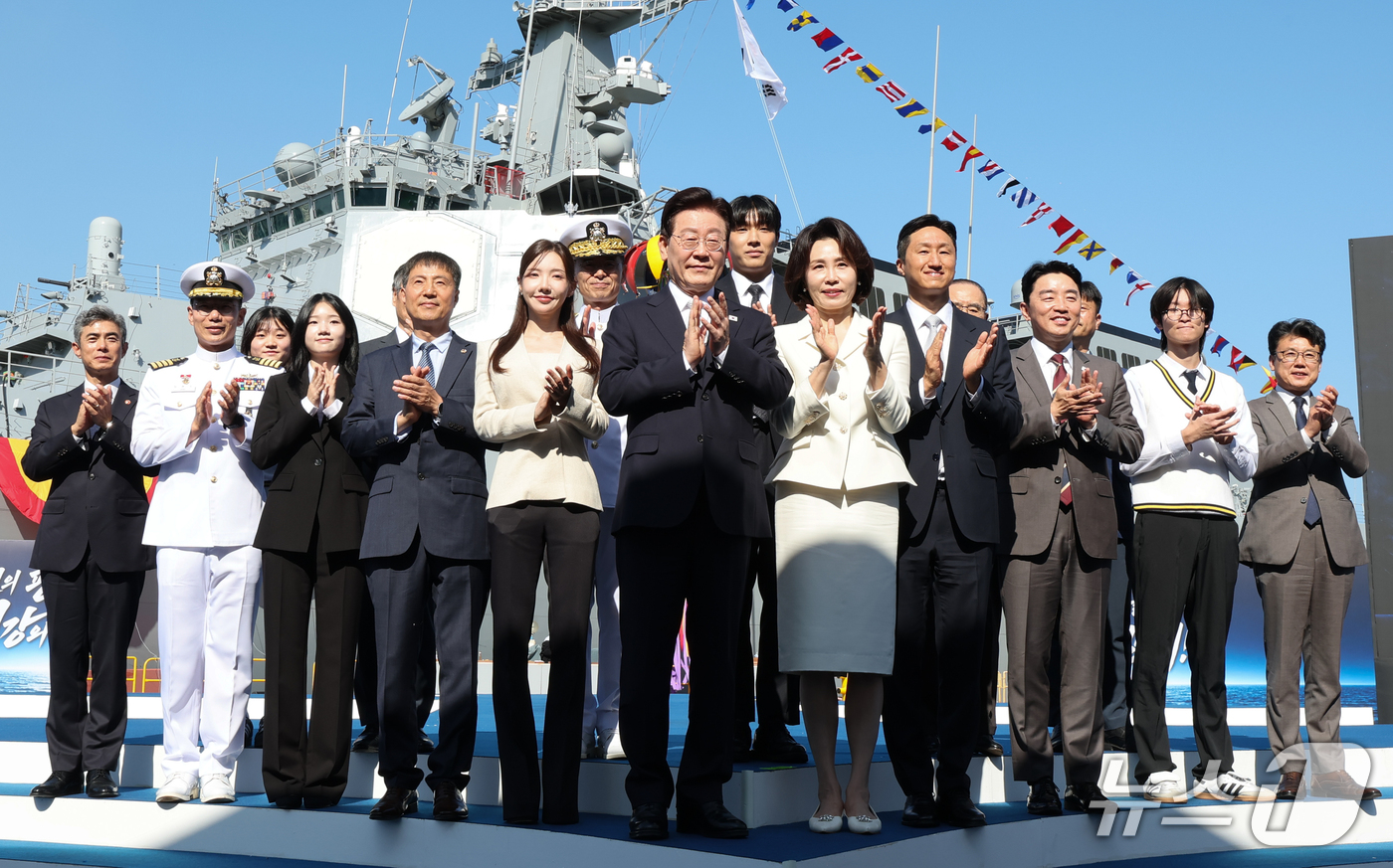 (울산=뉴스1) 이재명 기자 = 이재명 대통령과 김혜경 여사를 비롯한 참석자들이 30일 울산에서 열린 대호김종서함 진수식에서 정기선 HD현대회장 등 참석자들과 기념촬영을 하고 있다 …