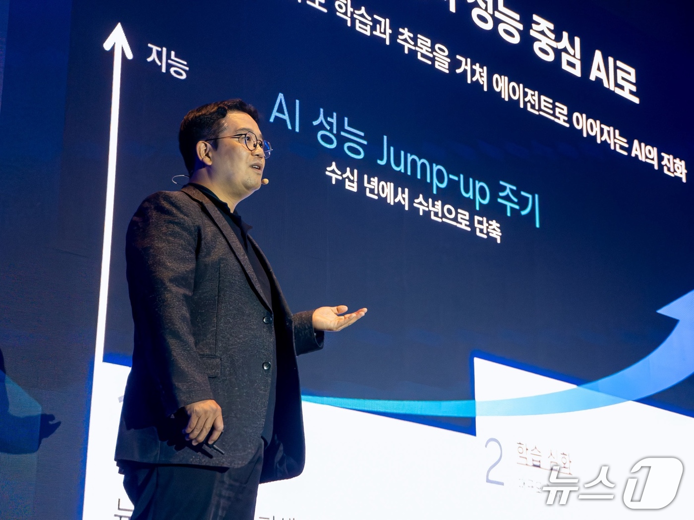 (서울=뉴스1) = 삼성전자 MX사업부 황인철 부사장이 30일 서울 서초구 삼성전자 서초사옥에서 열린 '삼성 AI 포럼 2026'에서 '인간수준의 지능 효율을 향하여'를 주제로 강 …