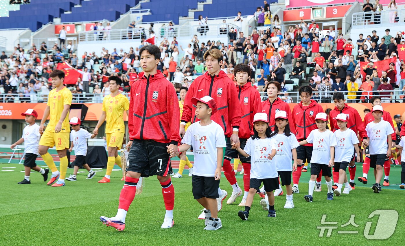 본문 이미지 - 30일 오후 일본 오사카 나가이스타디움에서 열린 2026 아이치·나고야 아시안게임 남자축구 준결승 대한민국과 중국의 경기, 대한민국 선수들이 입장하고 있다. 2026.9.30 ⓒ 뉴스1 김도우 기자