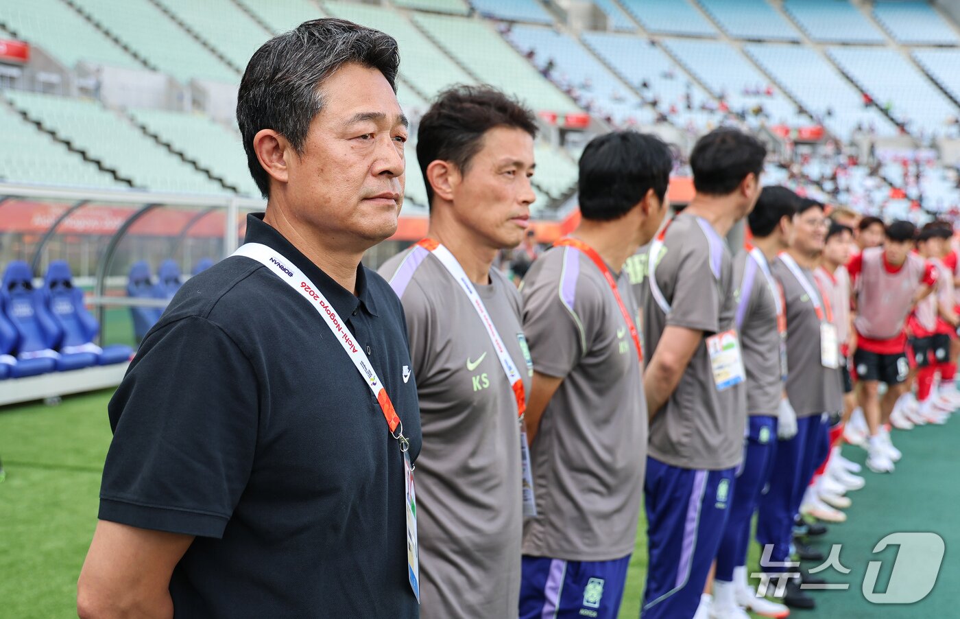 본문 이미지 - 30일 오후 일본 오사카 나가이스타디움에서 열린 2026 아이치·나고야 아시안게임 남자축구 준결승 대한민국과 중국의 경기, 대한민국 이민성 감독이 선수들을 바라보고 있다. 2026.9.30 ⓒ 뉴스1 김도우 기자
