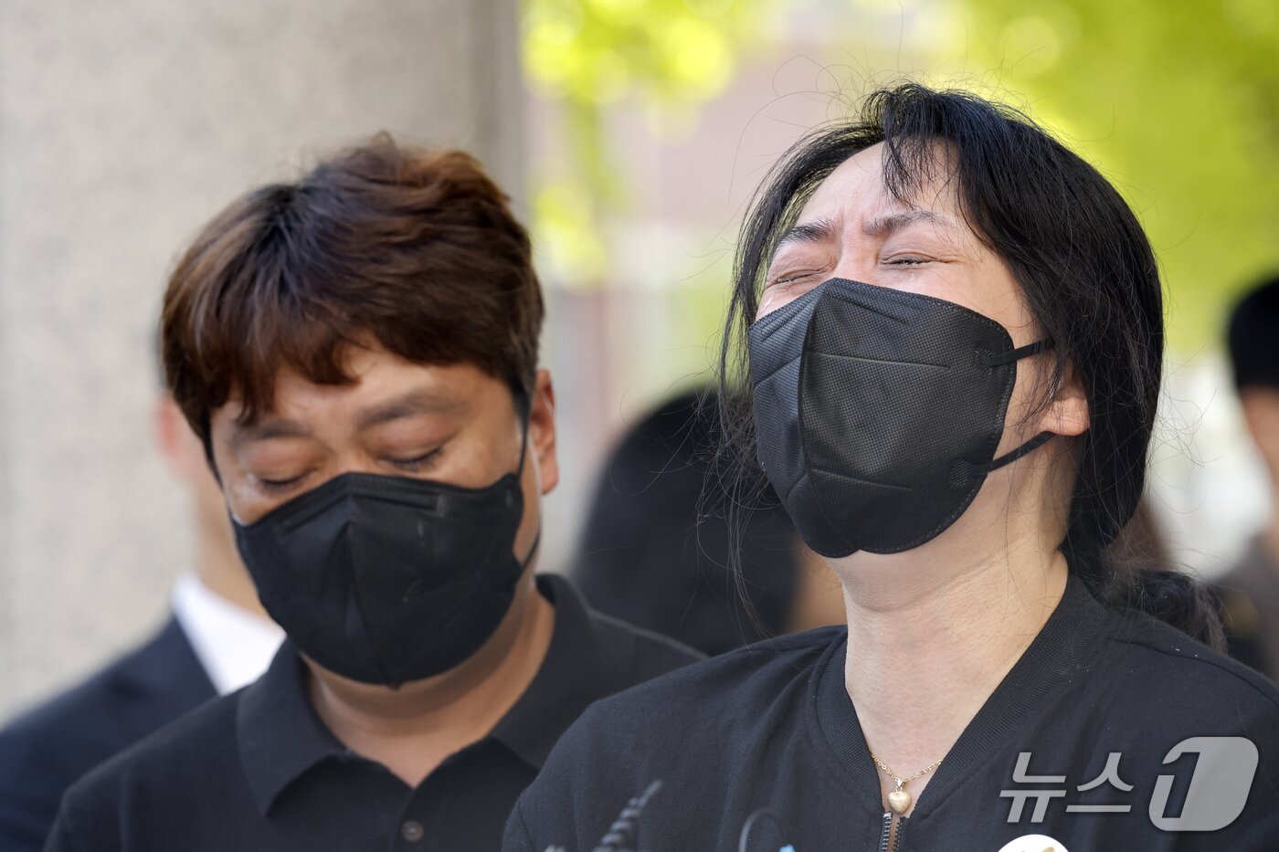 본문 이미지 - 30일 여고생 이채원 양을 살해한 장윤기(23)에게 무기징역이 선고된 후 광주지법 앞에서 이채원 양의 어머니가 눈물을 흘리며 입장을 밝히고 있다. 2026.9.30 ⓒ 뉴스1 김태성 기자