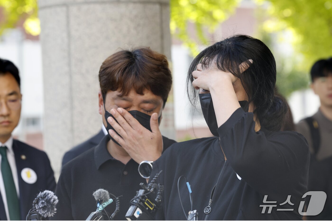 본문 이미지 - 30일 여고생 이채원 양을 살해한 장윤기(23)에게 무기징역이 선고된 후 광주지법 앞에서 이채원 양의 어머니가 아버지와 함께 눈물 흘리며 입장을 밝히고 있다. 2026.9.30 ⓒ 뉴스1 김태성 기자