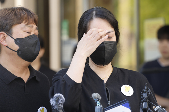 눈물로 딸 이름 부르는 이채원 양 어머니