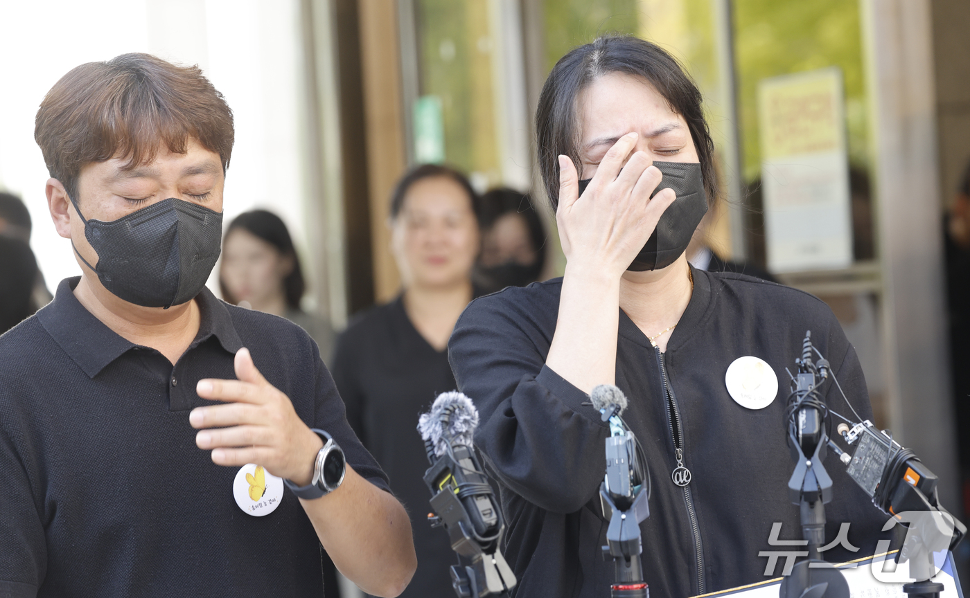 (광주=뉴스1) 김태성 기자 = 30일 여고생 이채원 양을 살해한 장윤기(23)에게 무기징역이 선고된 후 광주지법 앞에서 이채원 양의 유가족이  입장을 밝히고 있다. 2026.9. …