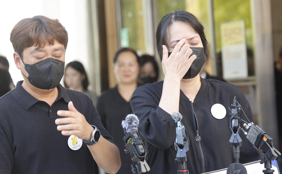 눈물로 말을 잇지 못하는 이채원양 어머니