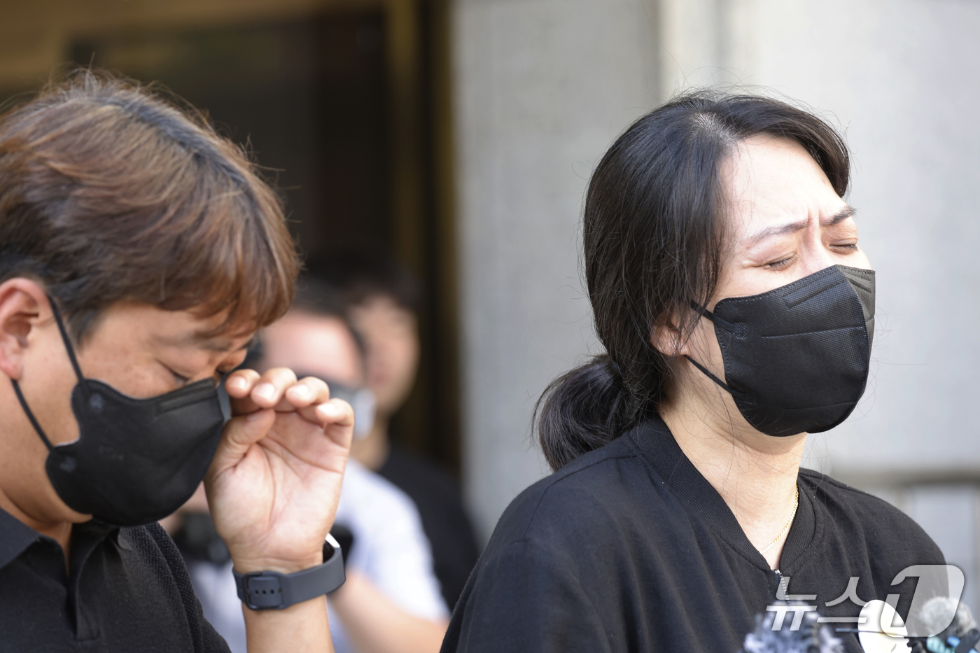 (광주=뉴스1) 김태성 기자 = 30일 여고생 이채원 양을 살해한 장윤기(23)에게 무기징역이 선고된 후 광주지법 앞에서 이채원 양의 유가족이 입장을 밝히고 있다. 2026.9.3 …