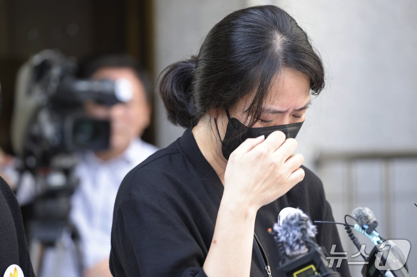 본문 이미지 - 30일 여고생 이채원 양을 살해한 장윤기(23)에게 무기징역이 선고된 후 광주지법 앞에서 이채원 양의 어머니가 입장을 밝히며 눈물을 흘리고 있다. 2026.9.30 ⓒ 뉴스1 김태성 기자