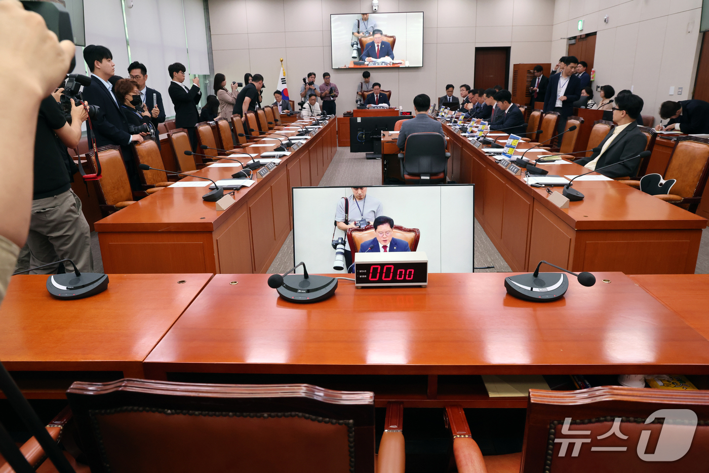 (서울=뉴스1) 황기선 기자 = 30일 오후 서울 여의도 국회에서 열린 외교통일위원회 전체회의에서 더불어민주당 의원들과 정부 인사들이 불참, 자리가 비어 있다.이날 회의에서는 우크 …