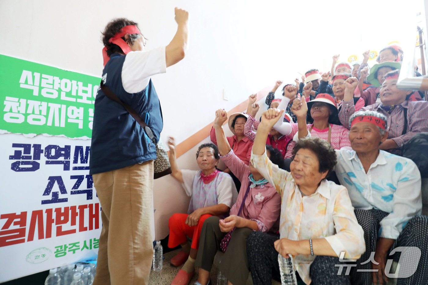 (광주=뉴스1) 조수민 기자 = 삼도·함평 소각장반대대책위, 전국농민회총연맹 광주시농민회가 30일 오후 전남광주 광산구 삼도동 행정복지센터에서 예정된 자원회수시설 주민설명회를 앞두 …