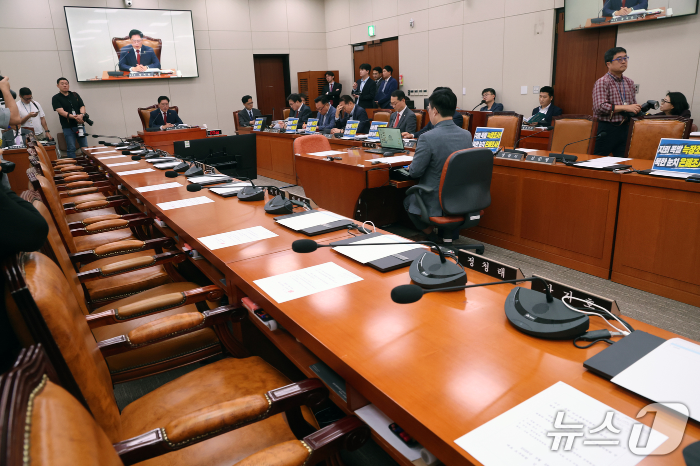 (서울=뉴스1) 황기선 기자 = 30일 오후 서울 여의도 국회에서 열린 외교통일위원회 전체회의에서 더불어민주당 의원들이 불참, 자리가 비어 있다.이날 회의에서는 우크라이나의 북한군 …