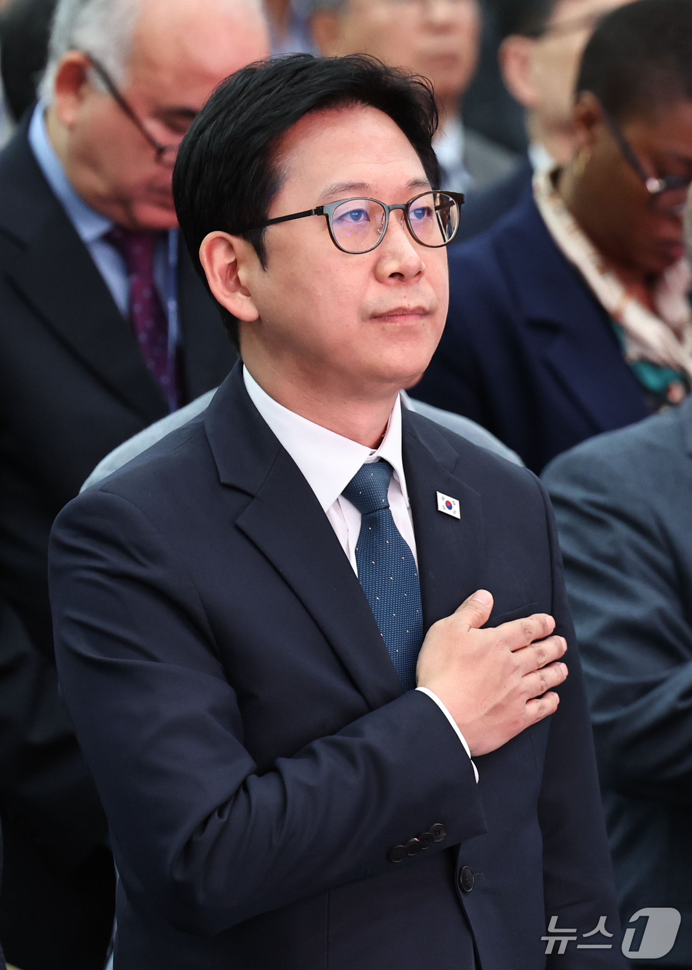 (서울=뉴스1) 이종수 기자 = 배경훈 부총리 겸 과학기술정보통신부 장관이 30일 서울 강남구 한국과학기술회관에서 열린 한국과학기술단체총연합회 창립 60주년 기념식에서 국민의례를 …