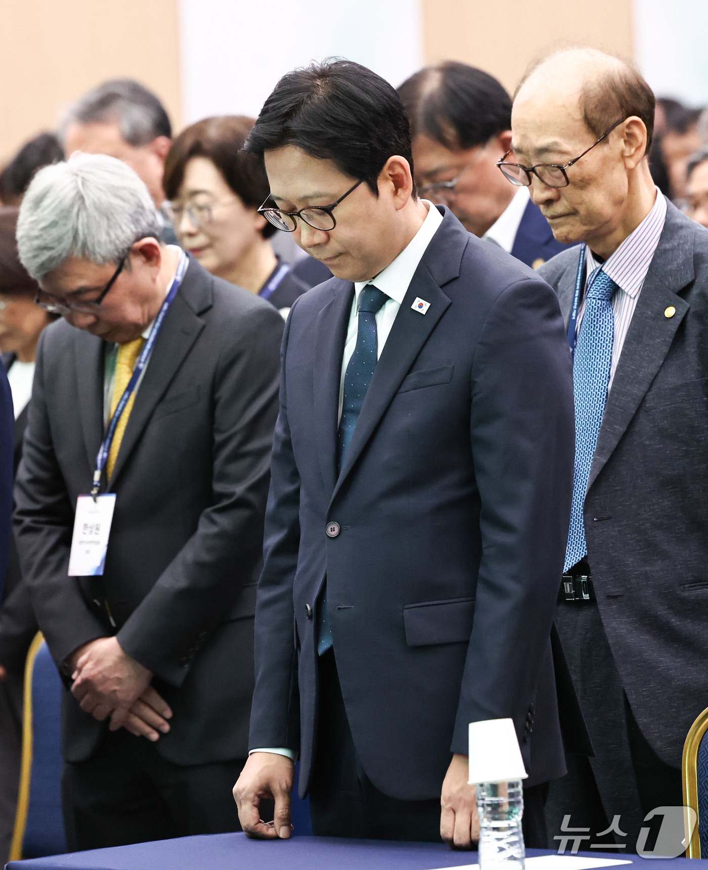 (서울=뉴스1) 이종수 기자 = 배경훈 부총리 겸 과학기술정보통신부 장관이 30일 서울 강남구 한국과학기술회관에서 열린 한국과학기술단체총연합회 창립 60주년 기념식에서 묵념을 하고 …