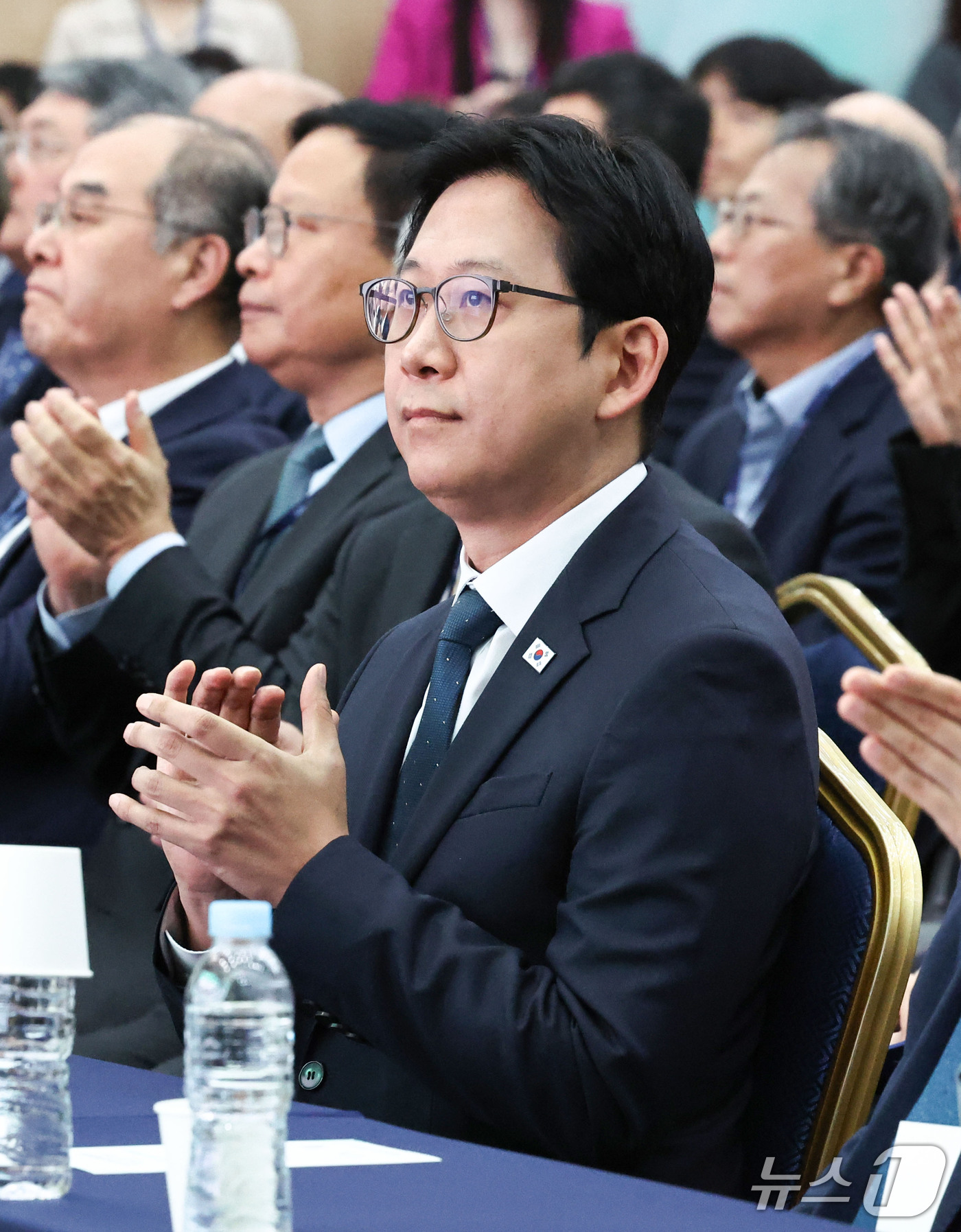 (서울=뉴스1) 이종수 기자 = 배경훈 부총리 겸 과학기술정보통신부 장관이 30일 서울 강남구 한국과학기술회관에서 열린 한국과학기술단체총연합회 창립 60주년 기념식에서 박수를 치고 …