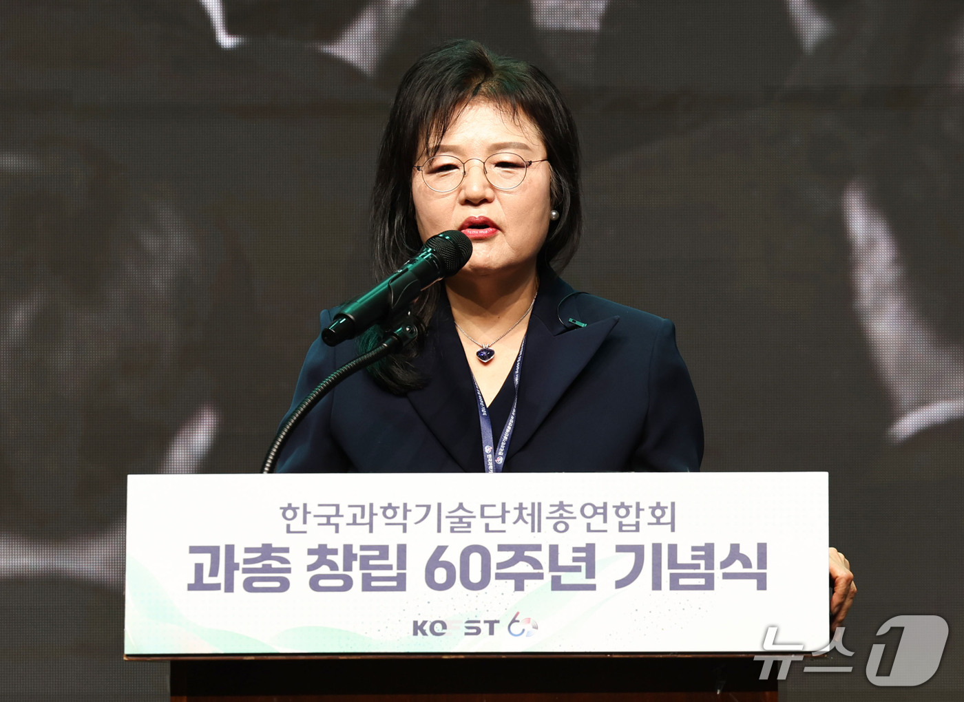 (서울=뉴스1) 이종수 기자 = 권오남 한국과학기술단체총연합회 회장이 30일 서울 강남구 한국과학기술회관에서 열린 한국과학기술단체총연합회 창립 60주년 기념식에서 연설을 하고 있다 …