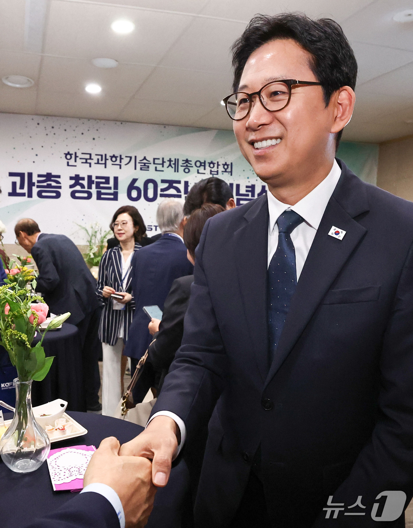 (서울=뉴스1) 이종수 기자 = 배경훈 부총리 겸 과학기술정보통신부 장관이 30일 서울 강남구 한국과학기술회관에서 열린 한국과학기술단체총연합회 창립 60주년 기념식에서 관계자와 악 …