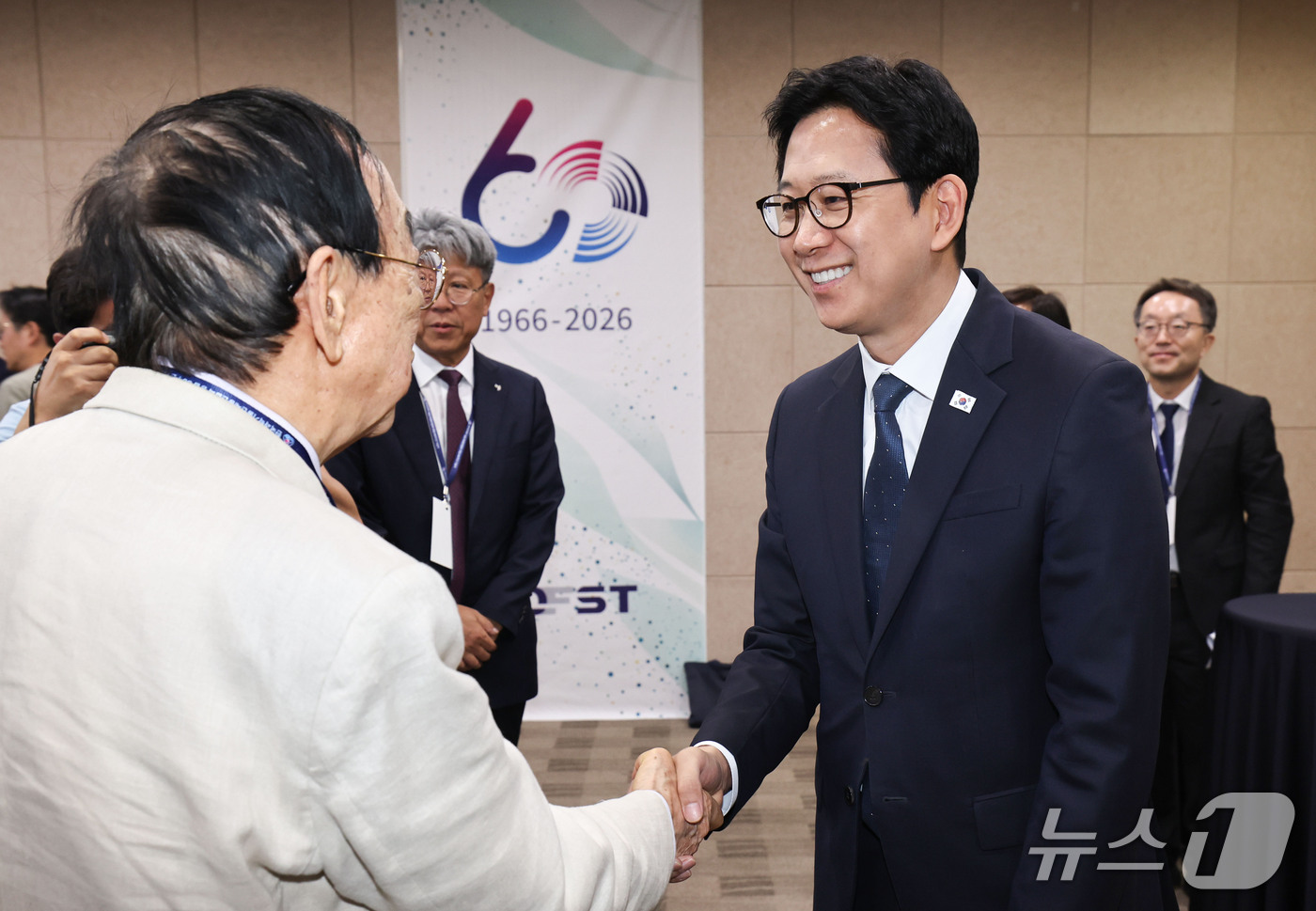 (서울=뉴스1) 이종수 기자 = 권오남 한국과학기술단체총연합회 회장이 30일 서울 강남구 한국과학기술회관에서 열린 한국과학기술단체총연합회 창립 60주년 기념식에서 관계자와 악수를 …