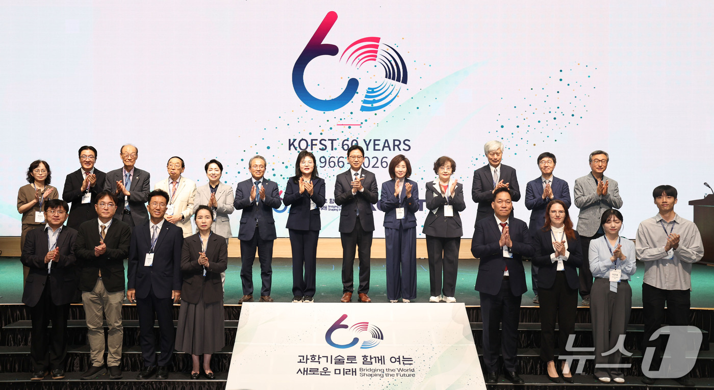 (서울=뉴스1) 이종수 기자 = 배경훈 부총리 겸 과학기술정보통신부 장관과 권오남 한국과학기술단체총연합회 회장을 비롯한 참석자들이 30일 서울 강남구 한국과학기술회관에서 열린 한국 …