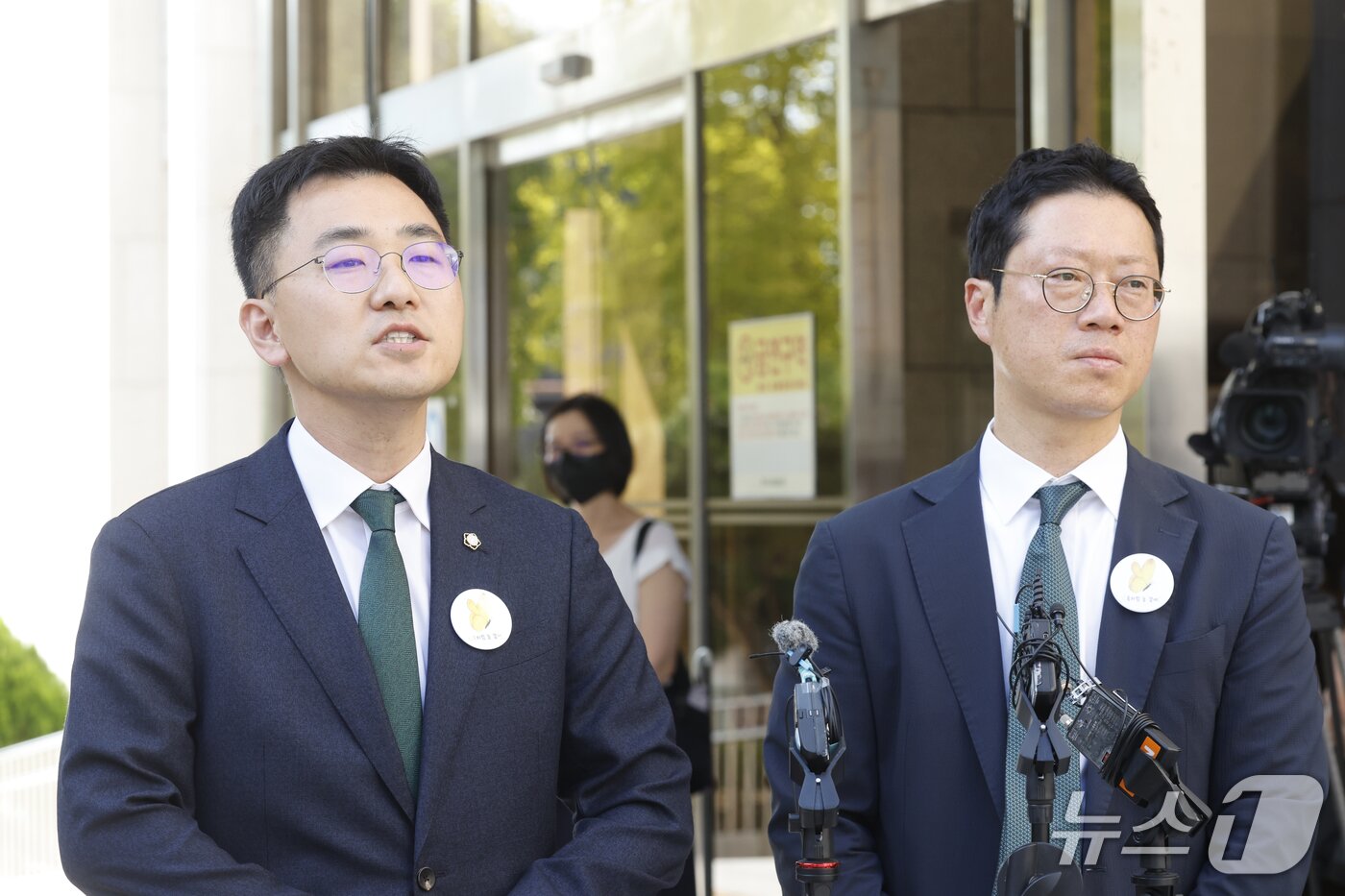 본문 이미지 - 30일 여고생 이채원 양을 살해한 장윤기(23)에게 무기징역이 선고된 후 광주지법 앞에서 이채원 양측 변호인단이 입장을 밝히고 있다. 2026.9.30 ⓒ 뉴스1 김태성 기자
