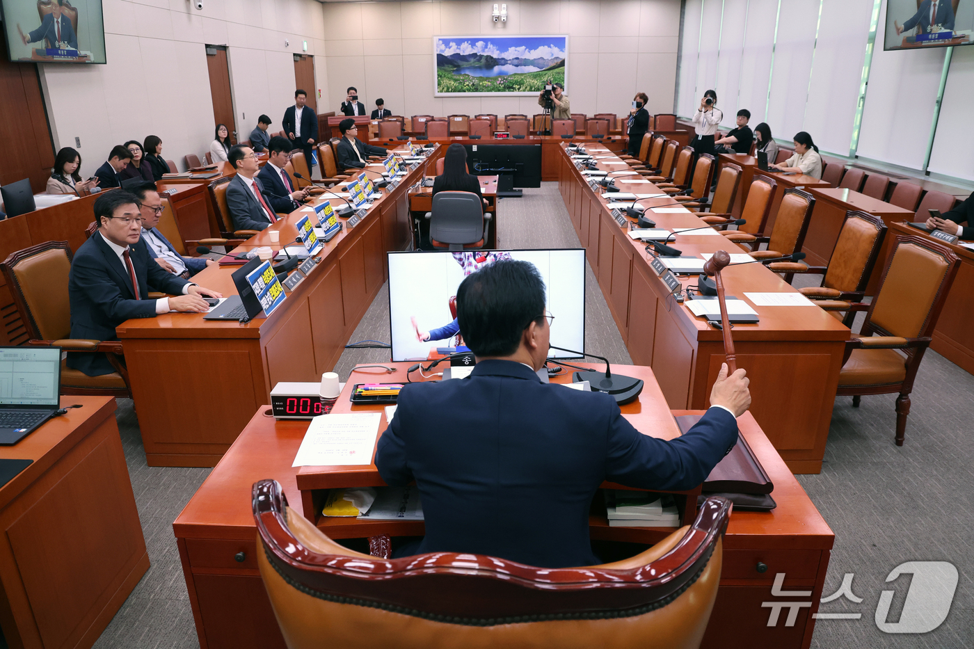 (서울=뉴스1) 황기선 기자 = 송석준 외통위원장이 30일 오후 서울 여의도 국회에서 열린 외교통일위원회 전체회의에서 의사봉을 두드리고 있다.이날 회의에서는 우크라이나의 북한군 포 …