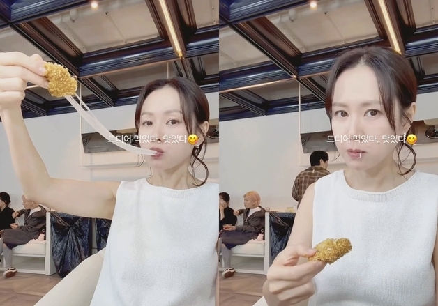 '현빈♥' 손예진, 일상서도 청순해…치즈스틱 폭풍 먹방 [N샷]