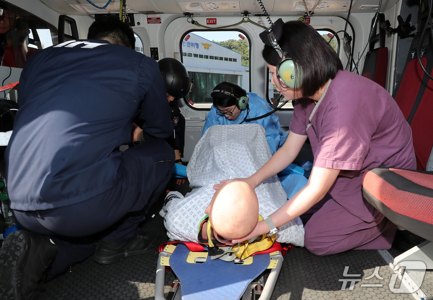 (부산=뉴스1) 윤일지 기자 = 30일 부산 해운대구 부산소방재난본부 119특수대응단 헬기장에서 119항공대원과 해운대백병원 권역모자의료센터 의료진이 '고위험 임산부·신생아 이송 …