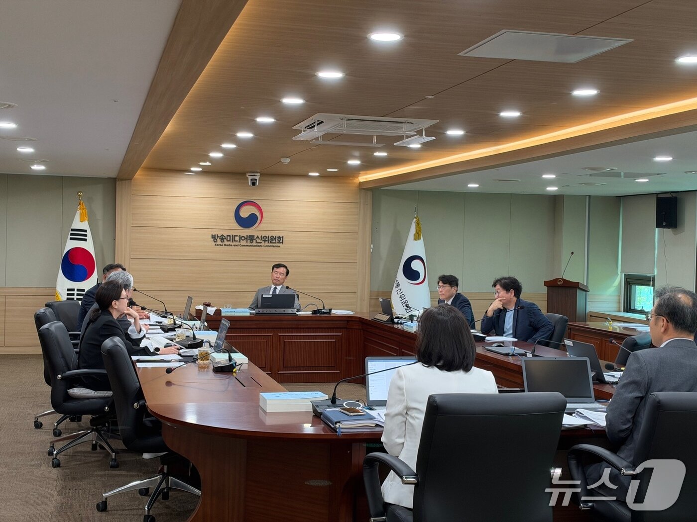 본문 이미지 - 김종철 방송미디어통신위원장이 30일 경기도 과천시 정부과천청사 방송미디어통신위원회에서 열린 제39차 위원회 회의를 주재하고 있다. ⓒ 뉴스1 이민주 기자