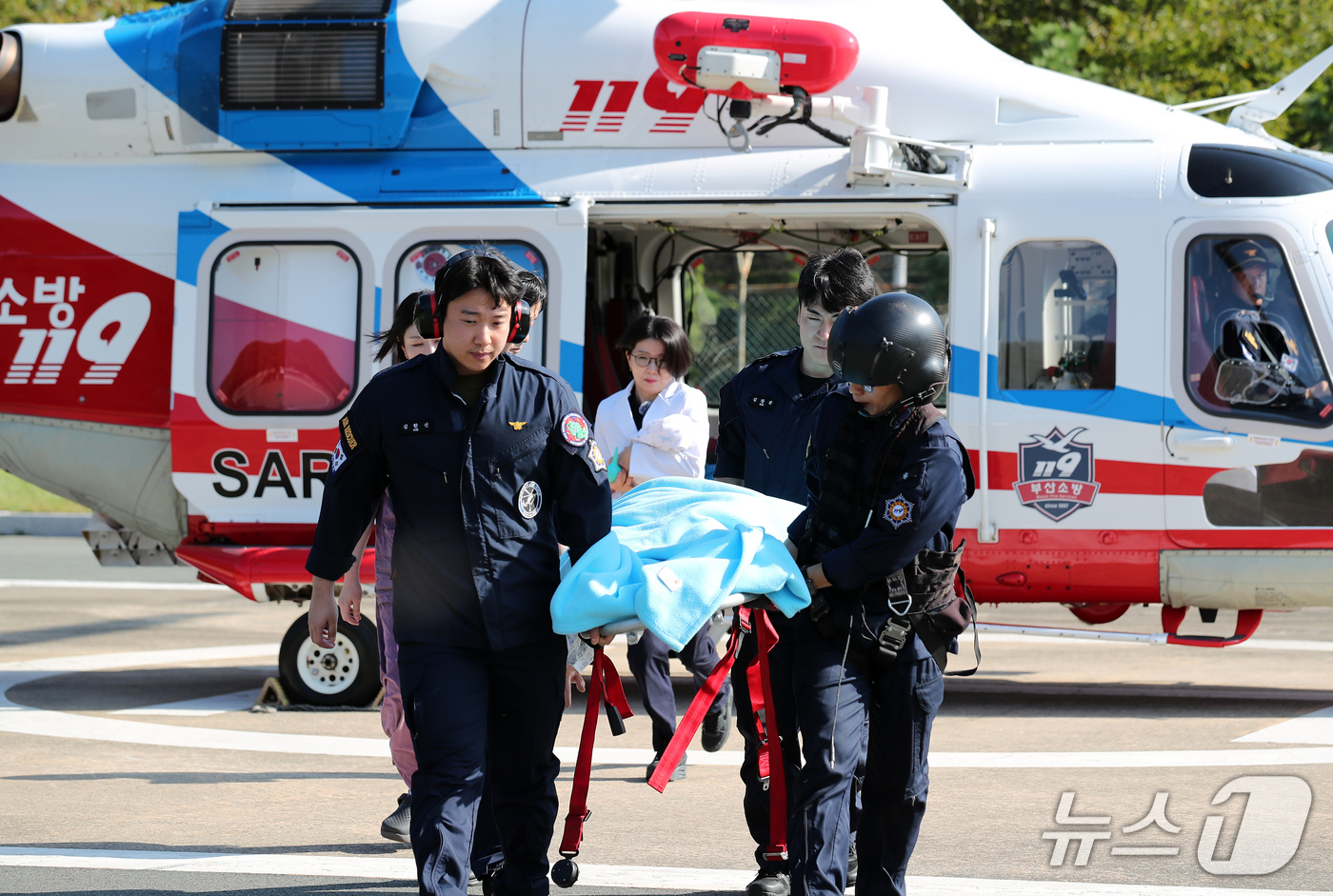 (부산=뉴스1) 윤일지 기자 = 30일 부산 해운대구 부산소방재난본부 119특수대응단 헬기장에서 119항공대원과 해운대백병원 권역모자의료센터 의료진이 '고위험 임산부·신생아 이송 …
