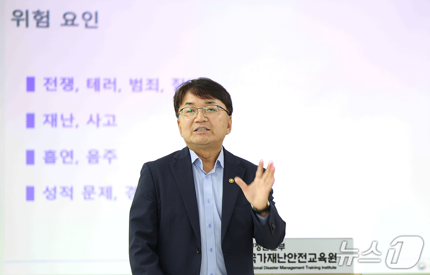 (서울=뉴스1) = 김광용 행정안전부 재난안전관리본부장이 30일 충남 공주시 국가재난안전교육원에서 열린 ‘2026년 지방자치단체장 재난안전관리교육’에서 ‘국가재난관리정책 방향’을 …