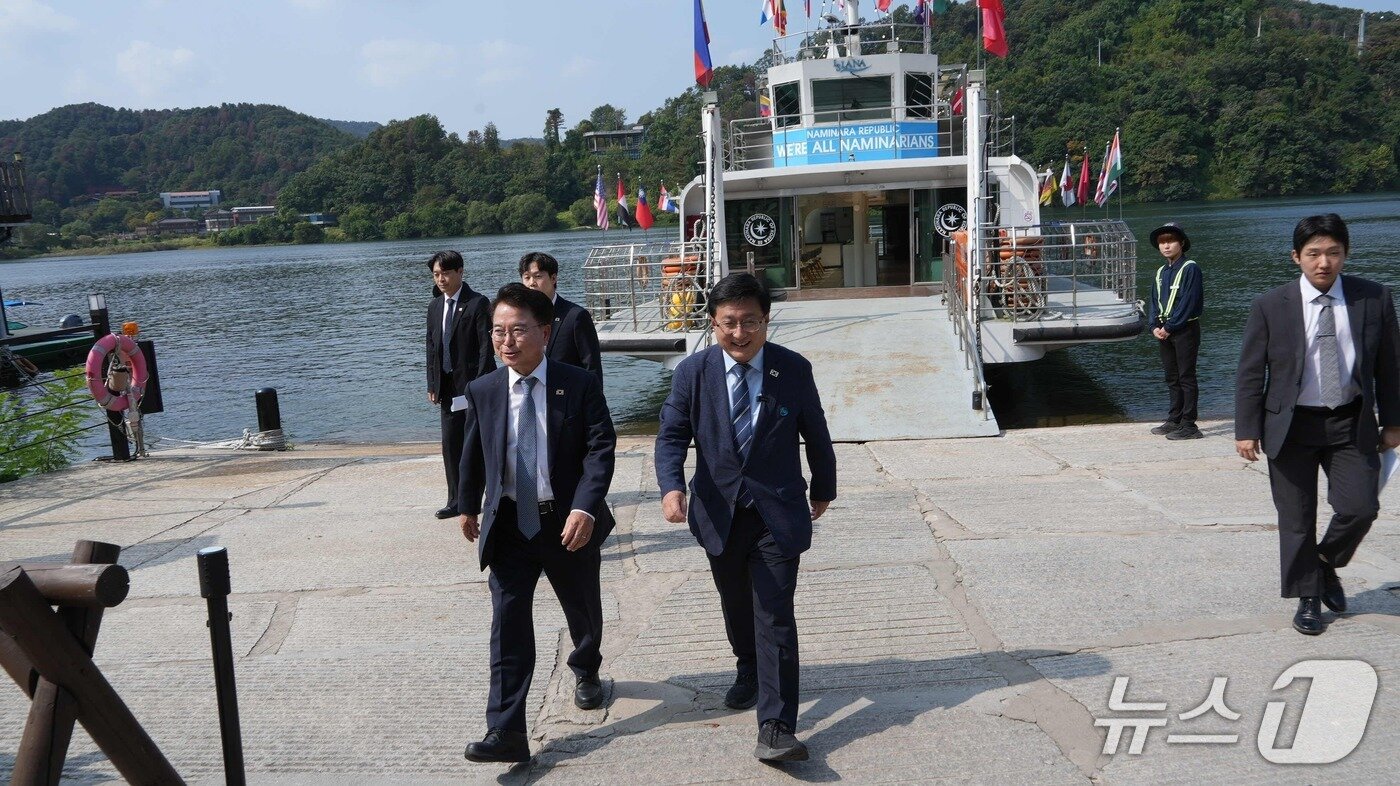 본문 이미지 - 30일 강원 춘천 남이섬에서 열린 '다회용기 전환 업무협약식'에 참석하기 위해 김성환 기후에너지환경부 장관과 육동한 춘천시장이 남이섬으로 들어가고 있다.(춘천시 제공. 재판매 및 DB 금지)