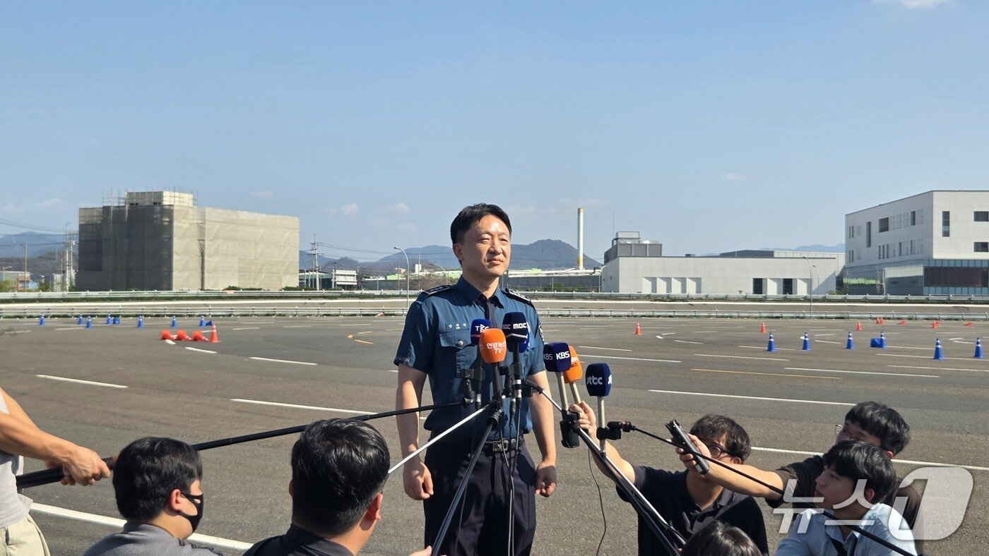 본문 이미지 - 김무건 대구경찰청 지역경찰계장이 30일 대구 달성군 지능형자동차부품진흥원에서 긴급자동차 운전훈련과 관련해 언론 인터뷰를 하고 있다. 2026.9.30 ⓒ 뉴스1 이성덕 기자