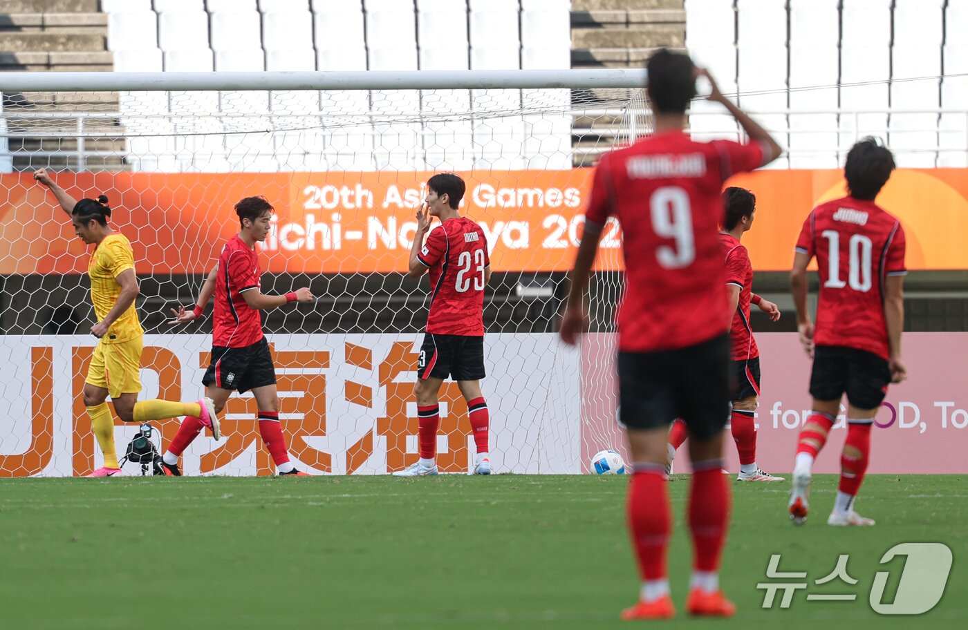 본문 이미지 - 30일 오후 일본 오사카 나가이스타디움에서 열린 2026 아이치·나고야 아시안게임 남자축구 준결승 대한민국과 중국의 경기, 대한민국이 중국 왕유동에게 실점을 허용 후 아쉬워하고 있다. 2026.9.30 ⓒ 뉴스1 김도우 기자