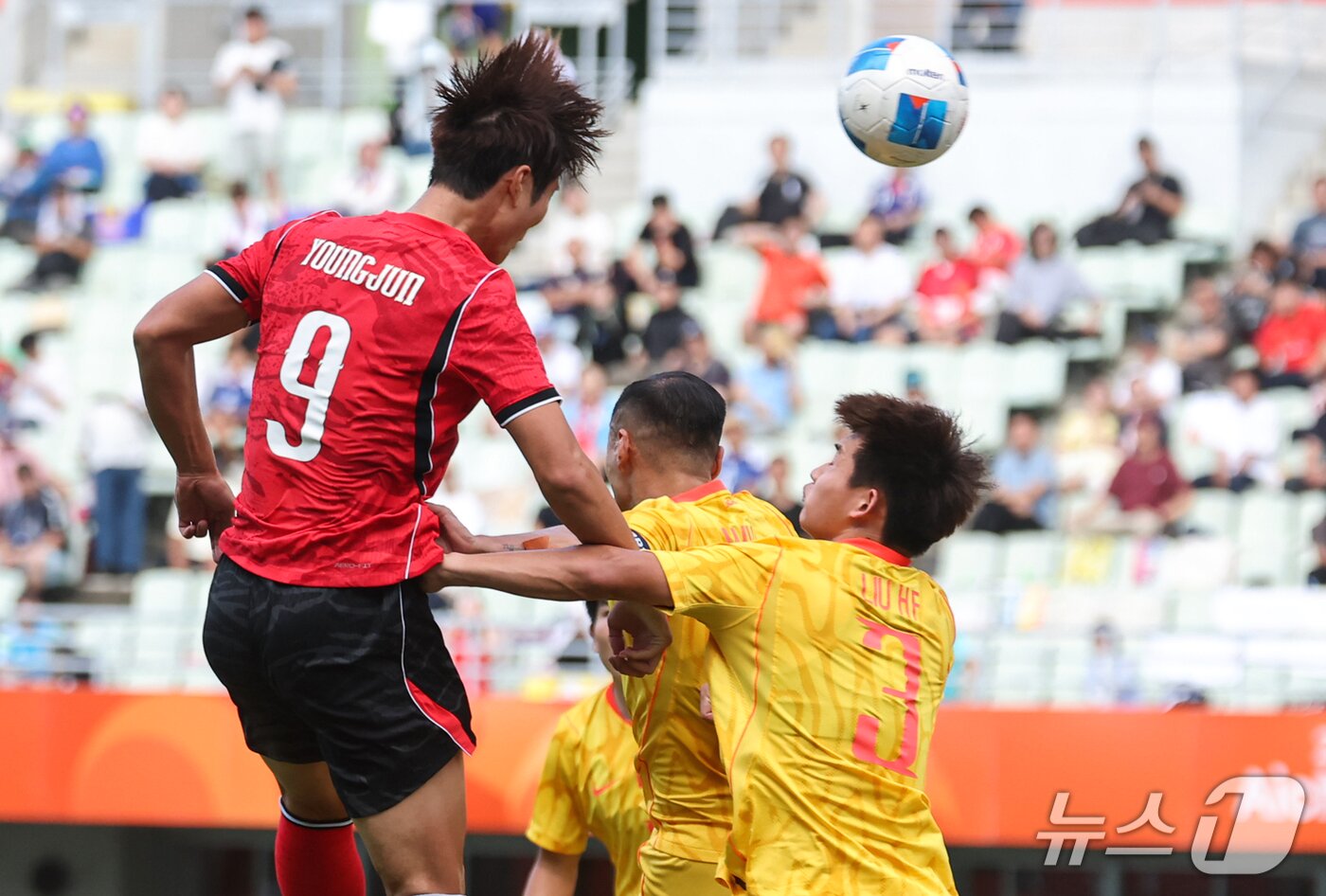 본문 이미지 - 30일 오후 일본 오사카 나가이스타디움에서 열린 2026 아이치·나고야 아시안게임 남자축구 준결승 대한민국과 중국의 경기, 대한민국 이영준이 동점골을 넣고 있다. 2026.9.30 ⓒ 뉴스1 김도우 기자
