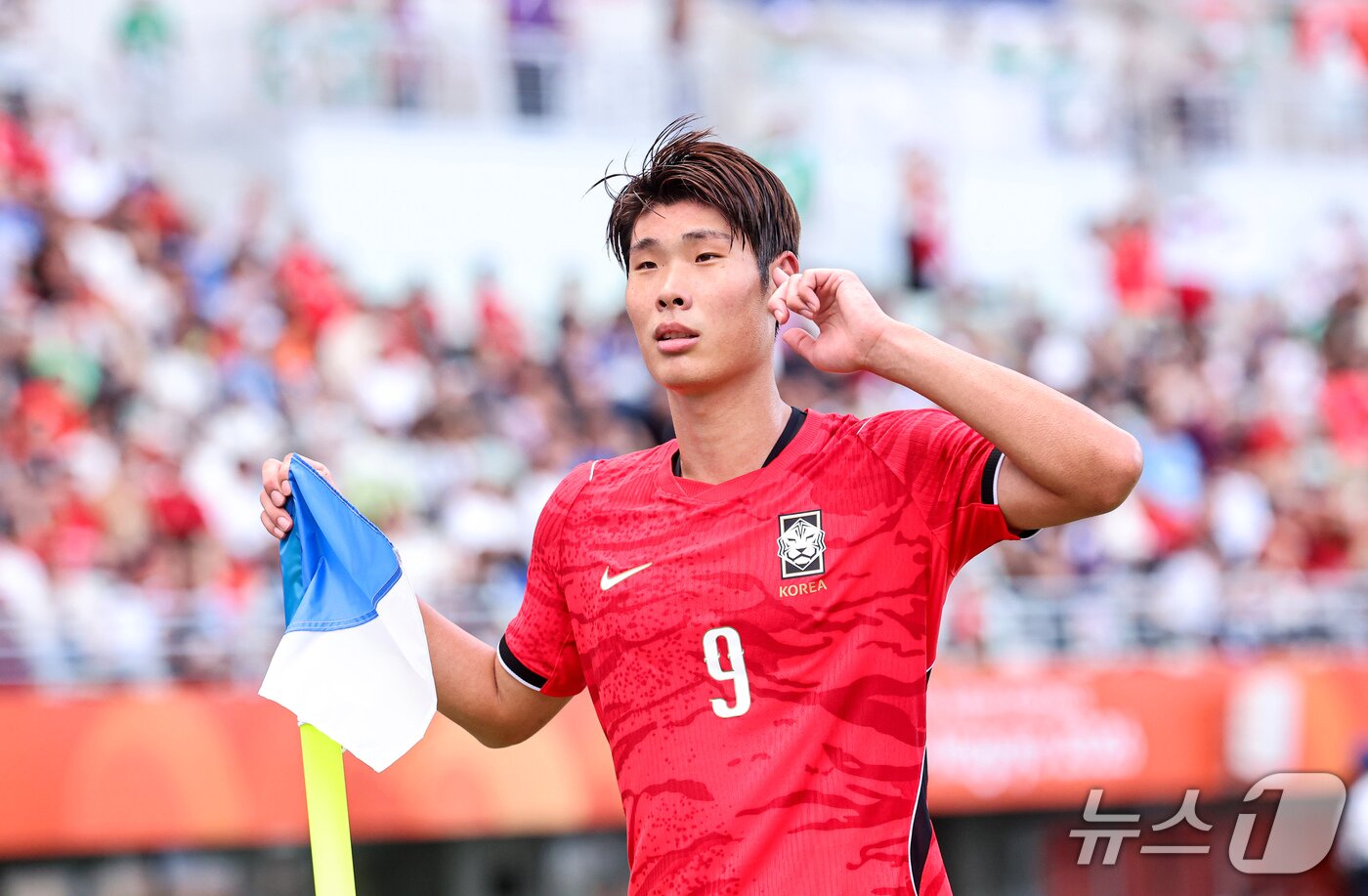 본문 이미지 - 30일 오후 일본 오사카 나가이스타디움에서 열린 2026 아이치·나고야 아시안게임 남자축구 준결승 대한민국과 중국의 경기, 대한민국 이영준이 동점골을 넣고 세레머니를 하고 있다. 2026.9.30 ⓒ 뉴스1 김도우 기자