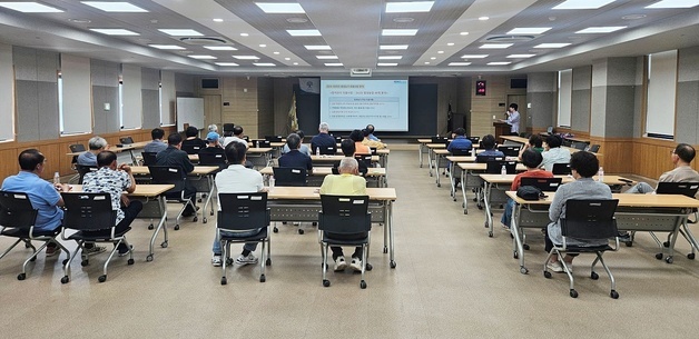 곡성군, 겨울철 AI 차단 총력…가금농가 방역교육 실시
